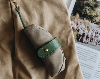 Collapsible Dog Travel Bowl: Durable Canvas Paired with Lush Green Leather Highlights, For the Nature-Loving Nomad - MELO Forest Voyager