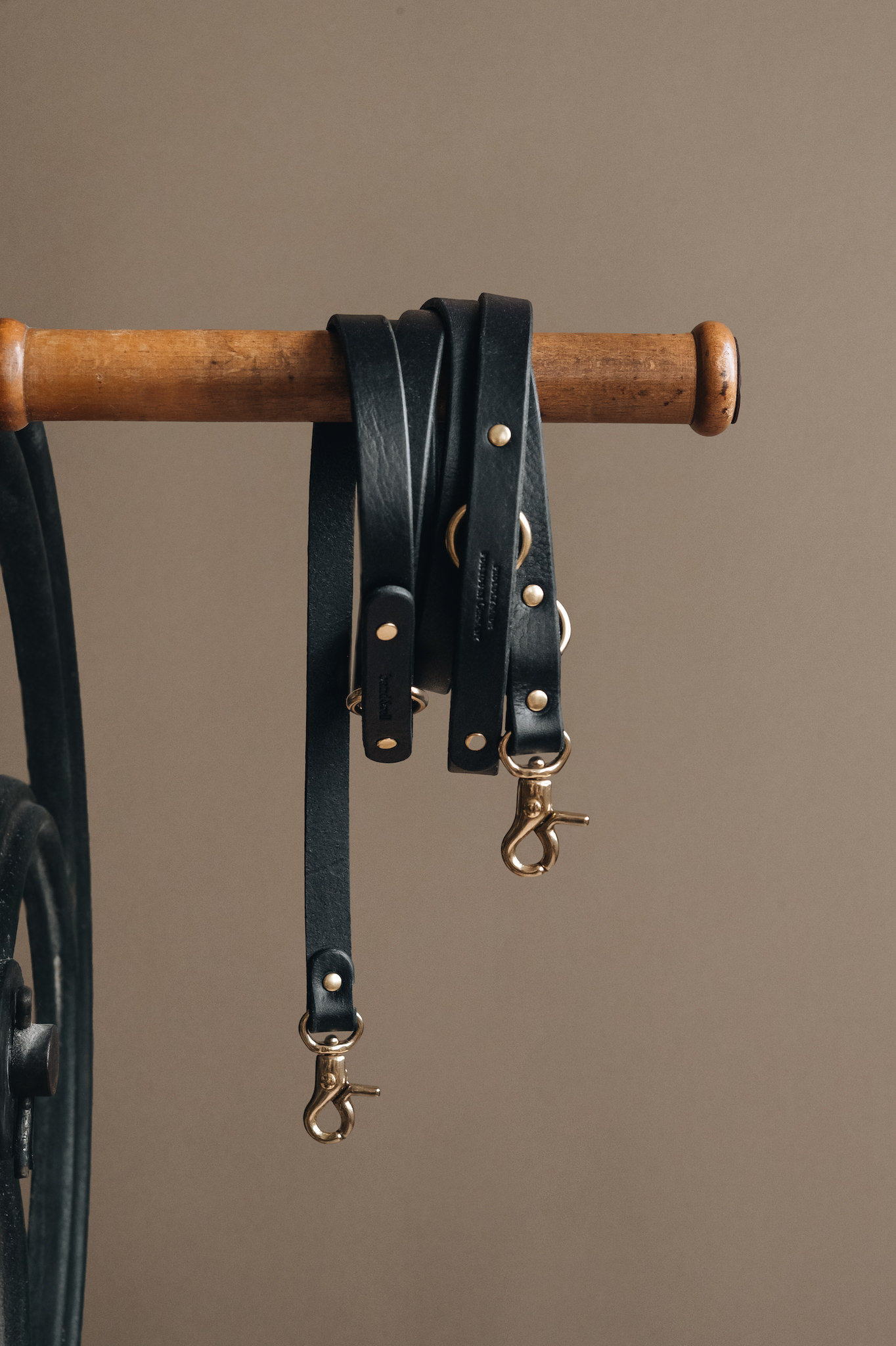 Black Leather Crossbody Dog Leash Vegetable-Tanned, Small Dogs "Lasso Air"