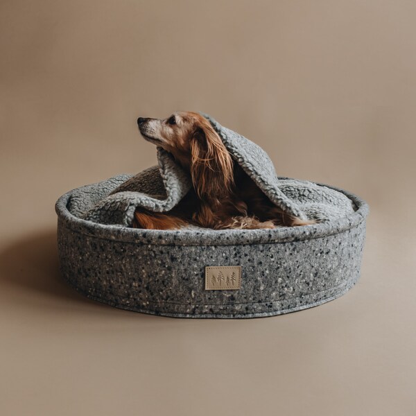 Lit pour chien en laine de qualité supérieure - Oreiller de saison réversible, Lit gigogne confortable pour animal de compagnie, Cadeau de décoration intérieure élégant pour les amoureux des chiens, Matin brumeux Gris | HAIN