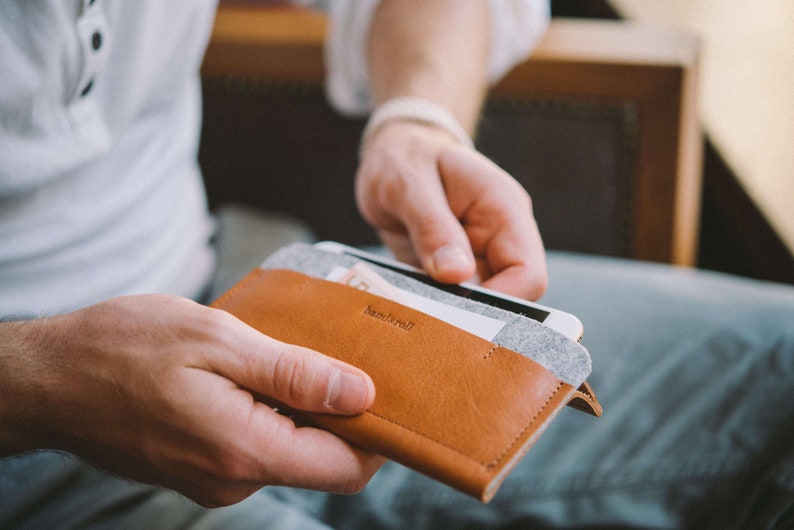 Premium Leather & Felt iPhone 15 Wallet, Card Holder, Preventive Slip-out Closure, Minimalist Design, Refined Aesthetics Carrier Brown / Grey