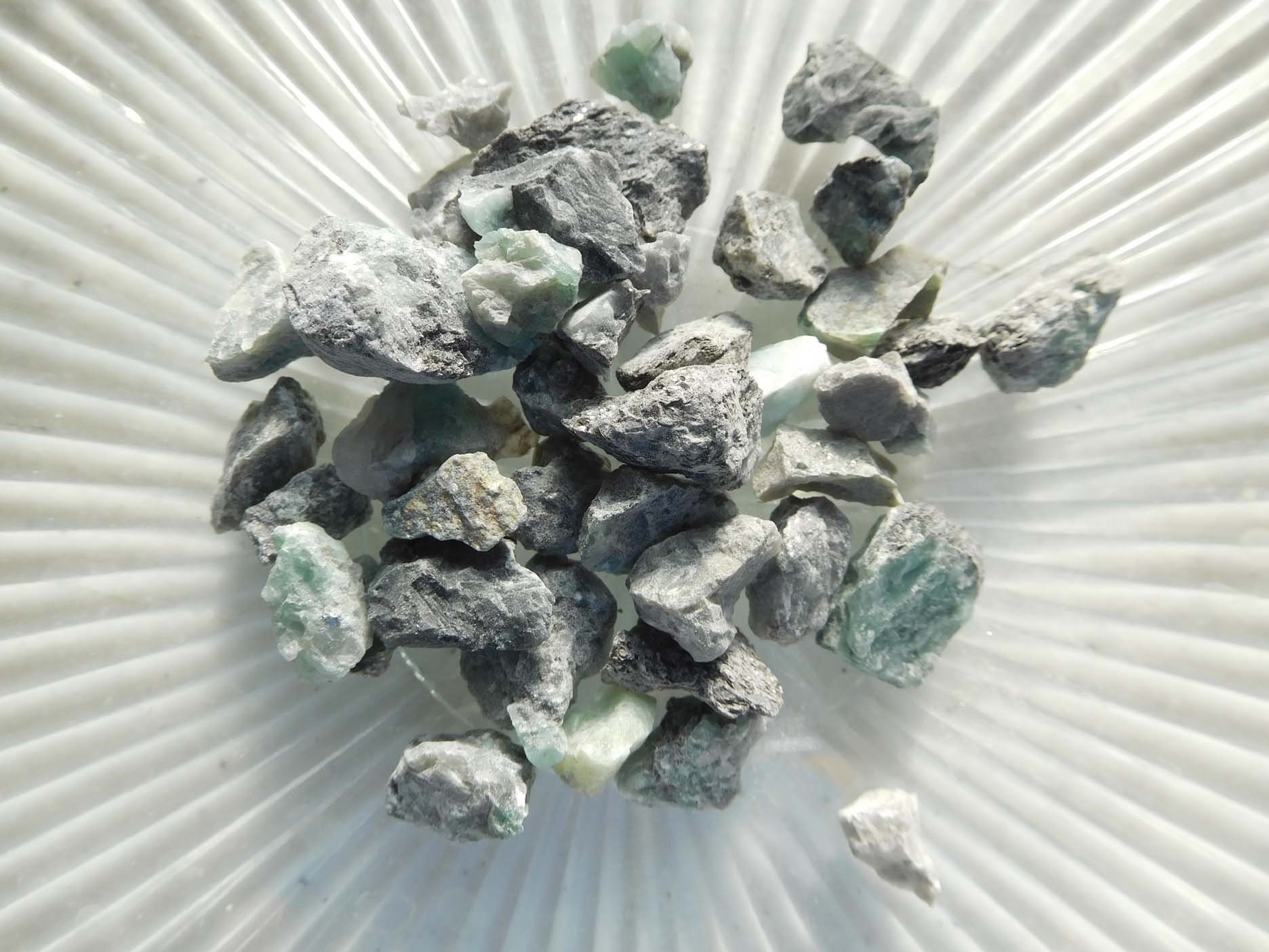 エメラルド ラージ 1インチ未満 パウダーなし 100% クリスタル 愛 幸運