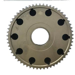 Puede incluir: Un engranaje de metal de color dorado con un gran agujero central y ocho agujeros m&aacute;s peque&ntilde;os alrededor del per&iacute;metro. El engranaje tiene un borde dentado.