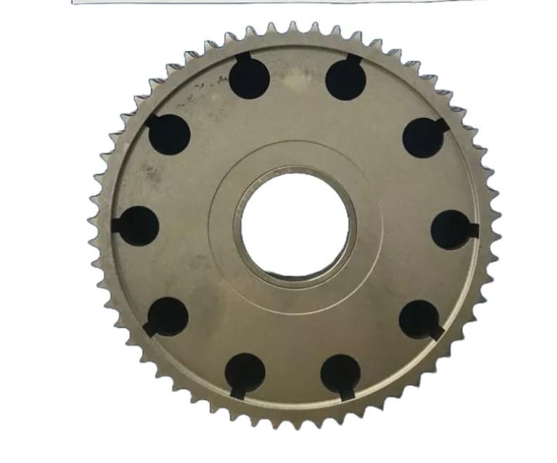 Puede incluir: Un engranaje de metal de color dorado con un gran agujero central y ocho agujeros m&aacute;s peque&ntilde;os alrededor del per&iacute;metro. El engranaje tiene un borde dentado.