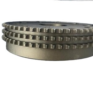 Puede incluir: Un conjunto de tres engranajes met&aacute;licos de color plateado con un borde dentado. Los engranajes est&aacute;n apilados uno encima del otro.