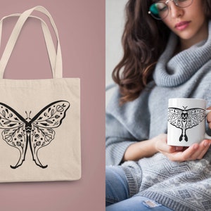 Może przedstawiać: Biała torba typu tote z czarno-białą ilustracją motyla z kwiatowymi detalami. Skrzydła motyla mają skomplikowane wzory.