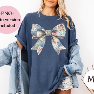 Op de afbeelding: Een marineblauw t-shirt met een groot strikdesign. De strik is gemaakt van patchworkstof met bloemen- en blauwe patronen. De tekst "PNG Plain version included" staat in een roze cirkel.