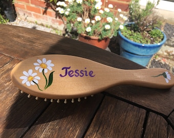 Gepersonaliseerde houten haarborstels voornamelijk voor meisjes en vrouwen omdat ze een goede maat hebben, milieuvriendelijk, met de hand geschilderd en gevernist