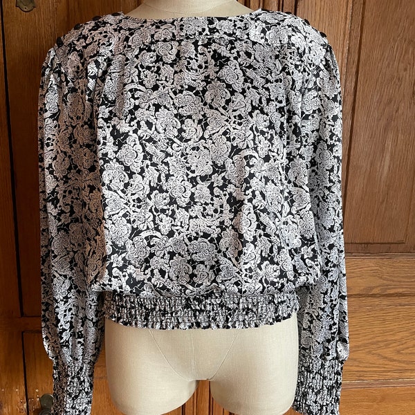 1980s Nicola Black and White Silky Floral Pattern Blouse with Elastic Waist and Cuffs Size Large Extra Large