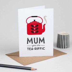 Tarjeta divertida para el Día de la Madre, tarjeta "Mamá, eres una fanática del té", tetera roja escandinava retro, taza de té, tarjeta de cumpleaños para mamá, la mejor tarjeta para mamá.