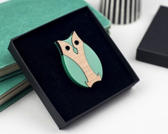 Owl Bird Brooch in Wood & Acrylic, Green Scandinavian Woodland Badge, Owl pin, Valenitne Gift for Bird Lover