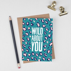 Biglietto di San Valentino con stampa leopardata, divertente biglietto verde acqua per la fidanzata, gioco di parole d'amore "Wild About you", biglietto di anniversario per lui, biglietto per lei