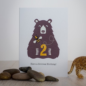 2e deuxième carte d'anniversaire ours et abeilles, carte de voeux pour l'âge de deux ans