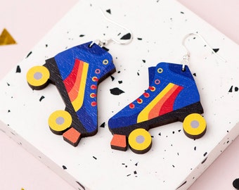 Rollschuh Ohrringe, Blaue Retro Regenbogen Regenbogen Skates, nachhaltige Ohrringe aus Kirschholz, Skater Geschenk, 80er Jahre Stil, Muttertagsgeschenk