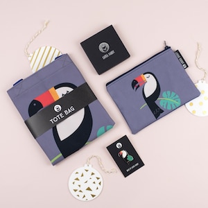 Set regalo uccello tropicale tucano, borsa tote, astuccio e spilla smaltata per lei, per le donne, per Natale, regalo uccello tropicale per bambini