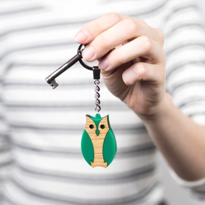 Green Owl Keyring, Acrylic & Cherry wood key chain, Bird lover gift, New home gift, Mid Century design, Owl gift for her, for kids