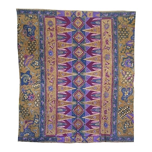 Könnte beinhalten: Ein brauner und lilafarbener Stoff mit einem geometrischen Muster. Der Stoff hat an jeder Seite einen floralen Rand.