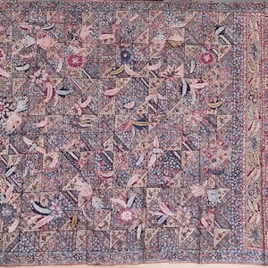 以下が含まれることがあります： ピンク、ブルー、ブラウンの色合いのスタイリッシュな花と葉の繰り返しパターンが施されたヴィンテージテキスタイル。生地は幾何学的なデザインで、繰り返し円形のボーダーがあります。