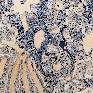 以下が含まれることがあります： 複雑なデザインが施された青と金の模様の布のクローズアップ。布は伝統的なバティックスタイルで、花柄のモチーフが施されています。