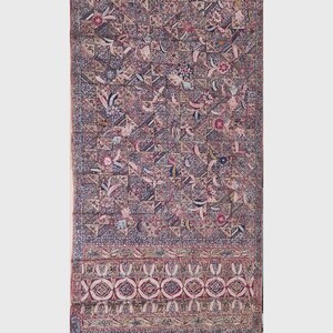 Puede incluir: Un textil rectangular con un denso patrón de cuadrícula geométrica lleno de intrincados motivos florales y de hojas en tonos rosa apagado, azul profundo y crema. Un borde horizontal ancho en la parte inferior muestra medallones circulares repetidos.