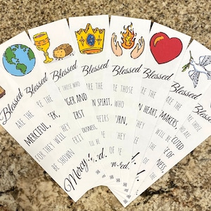 Puede incluir: Conjunto de ocho marcapáginas con ilustraciones y texto coloridos. Cada marcapáginas presenta una imagen diferente, incluyendo una cruz, un globo terráqueo, un cáliz, una corona, manos sosteniendo fuego, un corazón, una paloma y un escudo con una cruz. El texto en cada marcapáginas dice "Bienaventurados son los..." seguido de una frase.