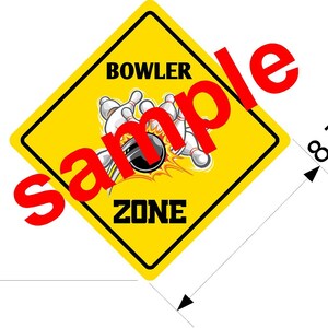 Op de afbeelding: Geel ruitvormig bord met zwarte rand, met de woorden "BOWLER ZONE" en een bowling sc&egrave;ne. Het bord is 30,48 cm bij 22,23 cm. Het woord "sample" is in het rood gedrukt.