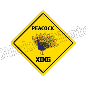 Op de afbeelding: Een gele, ruitvormige verkeersbord met zwarte rand. Het toont een cartoon pauw met een blauw lichaam en een kleurrijke staart. De woorden "PEACOCK" en "XING" zijn in het zwart gedrukt, wat een pauwenoversteek aangeeft.