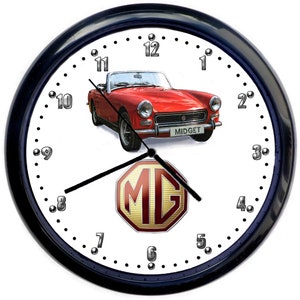 Op de afbeelding: Een zwarte wandklok met een witte wijzerplaat waarop een rode MG Midget cabriolet en het MG-logo te zien zijn. De wijzerplaat van de klok heeft zwarte cijfers en wijzers.