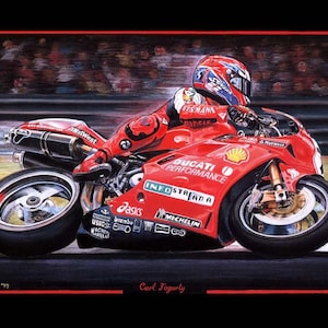 Könnte beinhalten: Ein rotes Ducati-Motorrad mit einem Fahrer, der einen rot-weiß-blauen Helm trägt. Das Motorrad trägt die Aufschriften "Ducati Performance" und "Infostrada" an der Seite. Der Fahrer trägt einen rot-weißen Rennanzug.