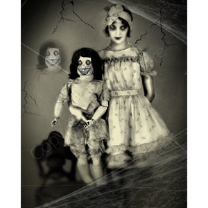 Afdrukbare pop meisje griezelig spook Victoriaanse horror veranderde kunst foto Halloween kabinet kaart eng kind Instant Download kortstondige