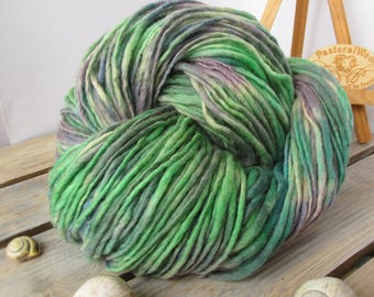 Handspun hand beschilderde omvangrijk wol garen Hand geverfd dik garen Single ply dikke groene en Lila handspun biologische wol Multycolored grote garen