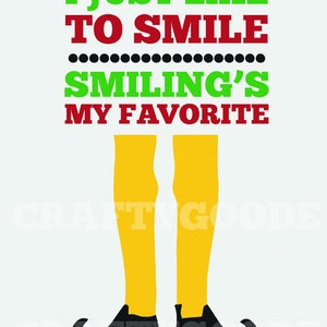Op de afbeelding: Een grillige afbeelding met de tekst "I JUST LIKE TO SMILE, SMILING'S MY FAVORITE" in groen en rood. Daaronder gele benen en zwarte elfenlaarzen, tegen een witte achtergrond.