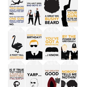 Może przedstawiać: Zestaw białych etykiet z ilustracjami i tekstem. Etykiety przedstawiają obrazy brody, łabędzia i postaci z cytatami. Jedna etykieta ma osobę skaczącą ze spadochronem z tekstem. Etykiety zawierają różne cytaty i frazy.