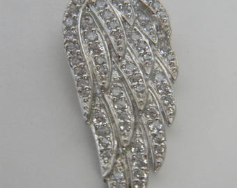 Collar con colgante de ala de ángel de Bella Luce: circonita cúbica en plata de ley 925