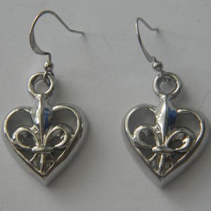 Boucles d'oreilles pendantes pendantes pendantes pendantes pendantes pendantes argentées Louisiana French Heritage, fleur de lys pour femme