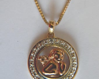 Colar com pingente de anjo, 1 diamante e banho de ouro em prata de lei, 45 cm (18"), da Ross Simons.