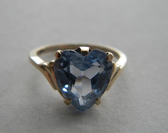 Vintage 10 kt geelgouden hartring: lichtblauwe topaas, maat 5,5 inch