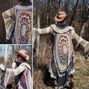 Op de afbeelding: Een lange, gehaakte cardigan met een groot, rond ontwerp op de rug. De cardigan is gemaakt van een mix van grijs, wit en geel garen. De cardigan heeft een losse pasvorm en lange mouwen met een klokvorm aan de manchetten.