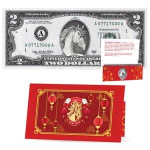 以下が含まれることがあります： 馬が描かれた2ドル札が入った、赤と金の中国の旧正月の封筒。封筒には、馬が描かれた金貨と「新年おめでとう」の文字が書かれている。封筒は赤い提灯と金の縁取りで飾られている。