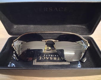 Okulary przeciwsłoneczne Versace Tribute VE2184 Round Medusa – czarno-złote, w pudełku i etui