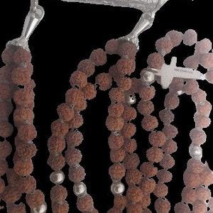 Pode incluir: Um mala de prata e marrom com um suporte de prata. O mala é feito de contas marrons e espaçadores de prata. O suporte é decorado com padrões florais.