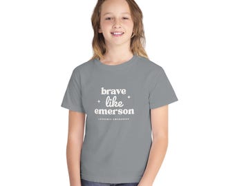 Camiseta juvenil "Valiente como Emerson" - Camiseta inspiradora para niños, concienciación sobre la leucemia, ropa de apoyo, regalo para niños, camiseta motivacional
