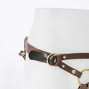 Handmade Leather Strap On Harness The Camryn in Oak imagem 2