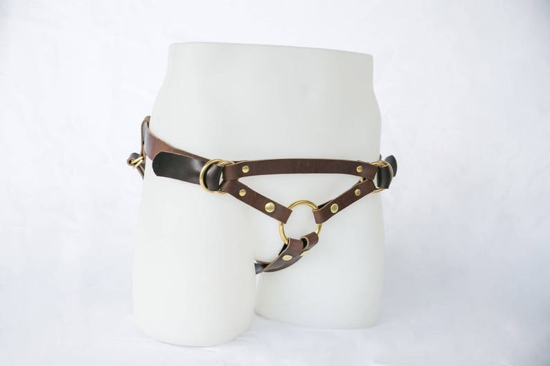Handmade Leather Strap On Harness The Camryn in Oak imagem 2