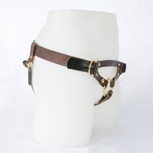 Handmade Leather Strap On Harness The Camryn in Oak imagem 5