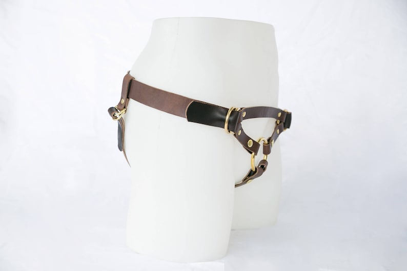 Handmade Leather Strap On Harness The Camryn in Oak imagem 5