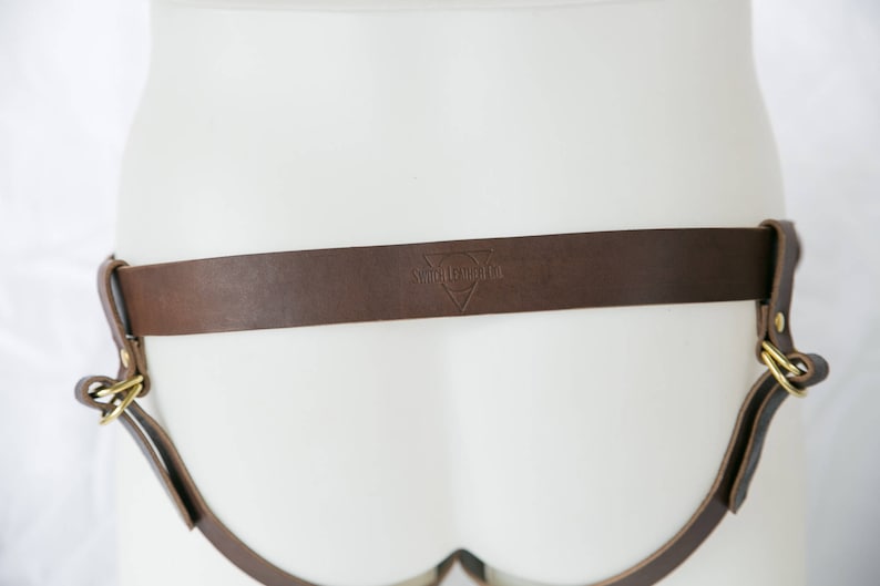 Handmade Leather Strap On Harness The Camryn in Oak imagem 7