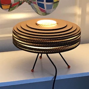 Lámpara de mesa Baby Carousel Lámpara de mesa de inspiración danesa de mediados de siglo hecha a mano con una pantalla de cartón