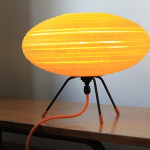Lámpara de mesa amarilla Baby UFO