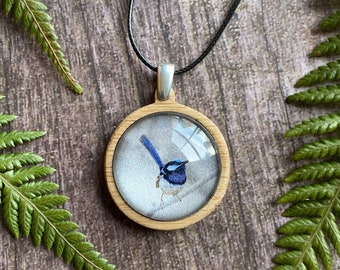 Magnífico collar de hada azul con diseño de pájaro bellamente colocado en bambú sostenible. ¡Un regalo popular para el Día de la Madre!