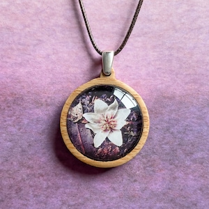 Collar de flores moradas - Colgante de madera - Flores australianas - Ecológico - Longitud ajustable